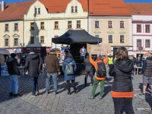 V Písku proti vládě protestovalo pět desítek lidí. Přijel i poslanec Volný