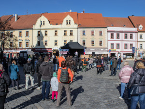 V Písku proti vládě protestovalo pět desítek lidí. Přijel i poslanec Volný