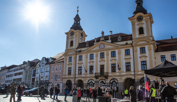 V Písku proti vládě protestovalo pět desítek lidí. Přijel i poslanec Volný