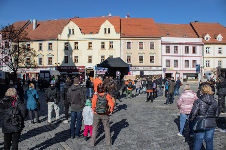 V Písku proti vládě protestovalo pět desítek lidí. Přijel i poslanec Volný