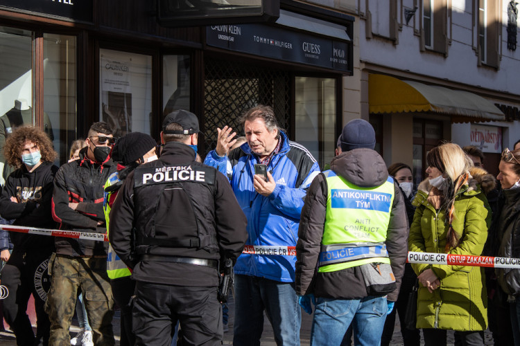 V Písku proti vládě protestovalo pět desítek lidí. Přijel i poslanec Volný