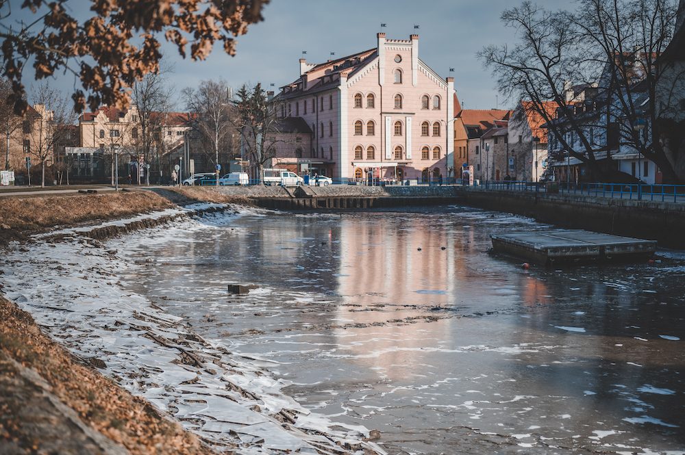 Kvůli opravě Jiráskova jezu muselo Povodí Vltavy snížit hladinu řek ve městě