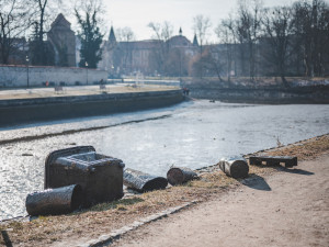 Kvůli opravě Jiráskova jezu muselo Povodí Vltavy snížit hladinu řek ve městě