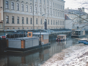 Kvůli opravě Jiráskova jezu muselo Povodí Vltavy snížit hladinu řek ve městě
