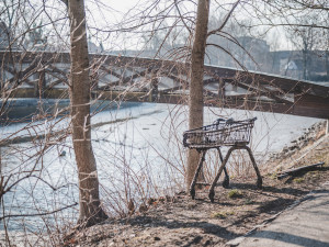 Kvůli opravě Jiráskova jezu muselo Povodí Vltavy snížit hladinu řek ve městě