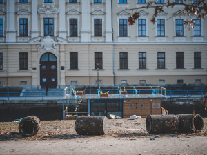 Kvůli opravě Jiráskova jezu muselo Povodí Vltavy snížit hladinu řek ve městě