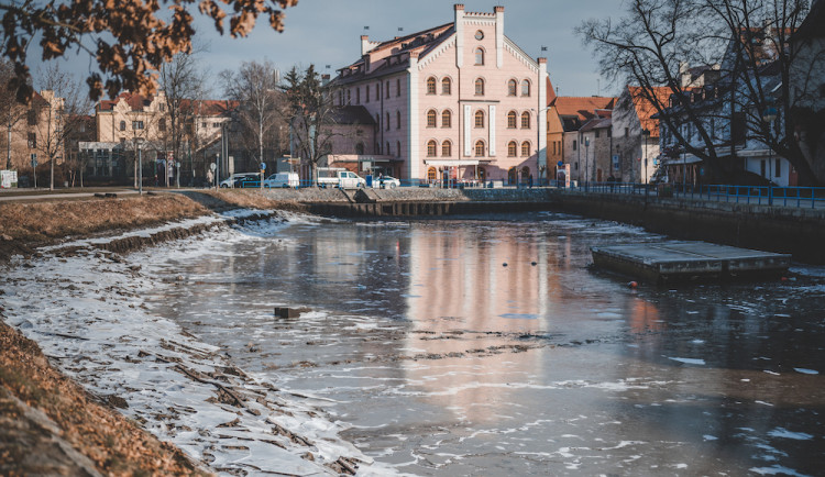 Kvůli opravě Jiráskova jezu muselo Povodí Vltavy snížit hladinu řek ve městě