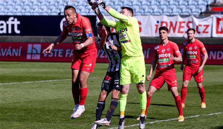 FOTOGALERIE: Další zkrat. Dynamo se utápí ve výsledkové krizi, doma nestačilo ani na Brno