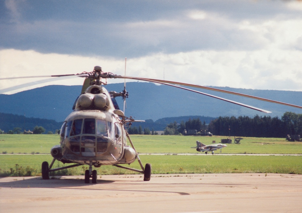 1992 - Mi 8, na stojance, letiste Planá u ČB