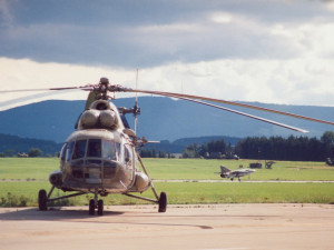 1992 - Mi 8, na stojance, letiste  Planá u ČB