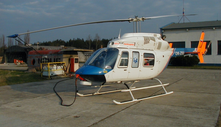 2004 - Bell 206L, letiste Hosin  