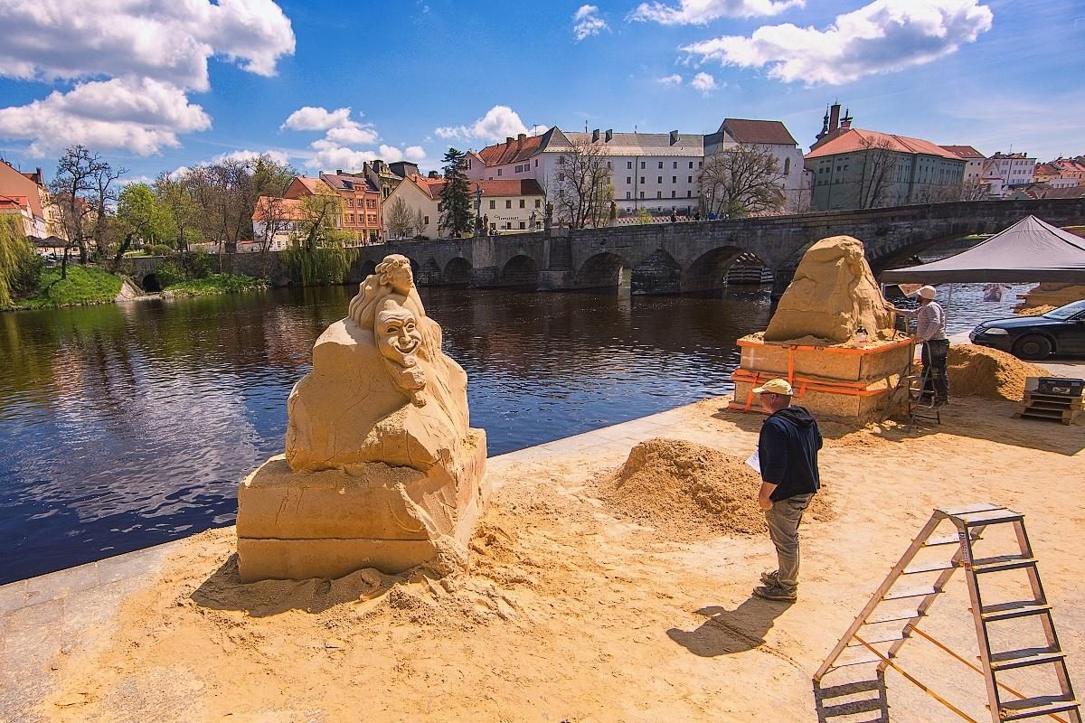 V Písku opět vzniká galerie pod širým nebem. Umělci začali tvořit sochy z písku tento týden