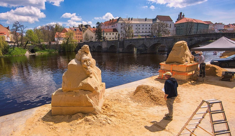 V Písku opět vzniká galerie pod širým nebem. Umělci začali tvořit sochy z písku tento týden