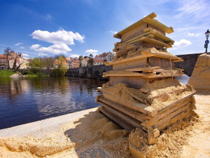 V Písku opět vzniká galerie pod širým nebem. Umělci začali tvořit sochy z písku tento týden