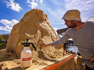 V Písku opět vzniká galerie pod širým nebem. Umělci začali tvořit sochy z písku tento týden