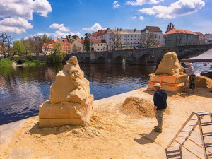 V Písku opět vzniká galerie pod širým nebem. Umělci začali tvořit sochy z písku tento týden
