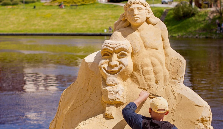 V Písku opět vzniká galerie pod širým nebem. Umělci začali tvořit sochy z písku tento týden