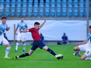 Tomáš Ostrák v souboji o míč.