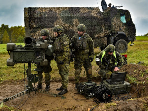 Příprava protiletadlového kompletu RBS-70 před střelbami.