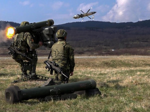 Střelba z protiletadlového kompletu RBS-70.