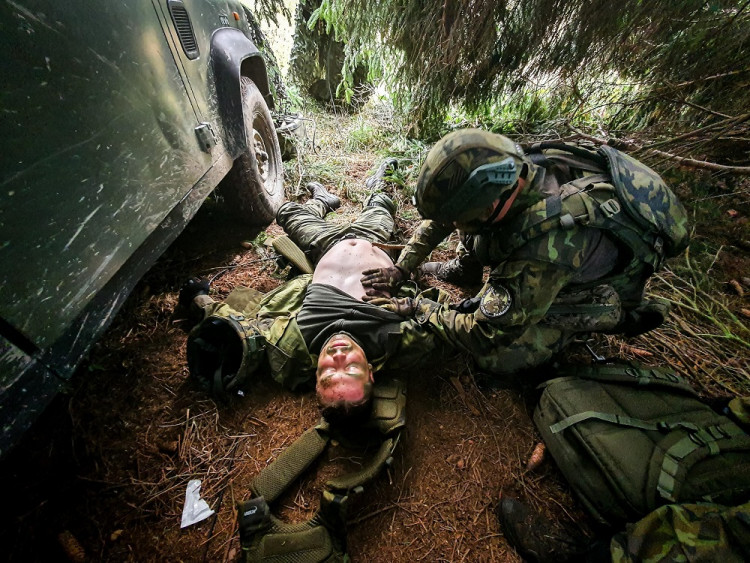Jeden ze simulovaných incidentů – ošetření zraněného vojáka.