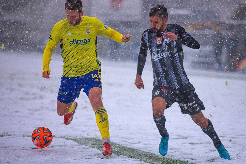 Patrik Brandner (v černém) v souboji o míč. 