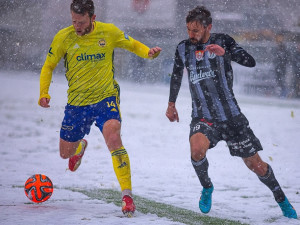 Patrik Brandner (v černém) v souboji o míč. 