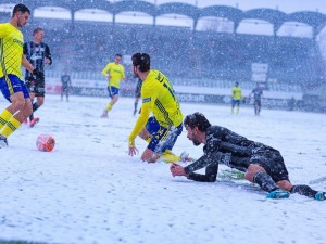 Patrik Brandner (v černém) v souboji o míč. 