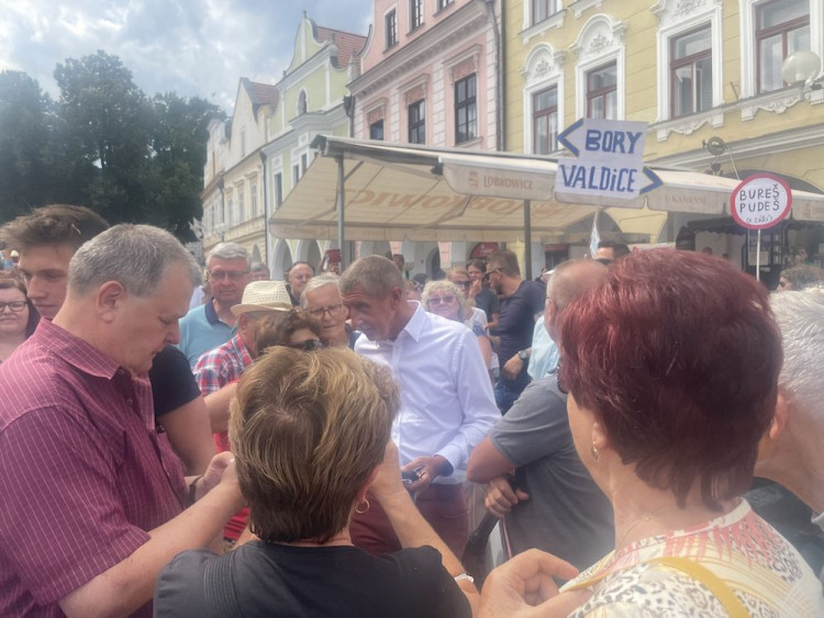 Setkání Andreje Babiše s občany předčasně ukončilo nahlášení atentátu