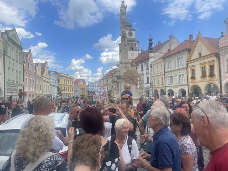 Setkání Andreje Babiše s občany předčasně ukončilo nahlášení atentátu