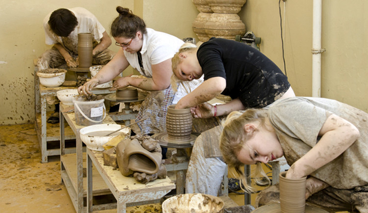 Střední uměleckoprůmyslová škola Bechyně nabízí tradiční řemeslo a kreativitu