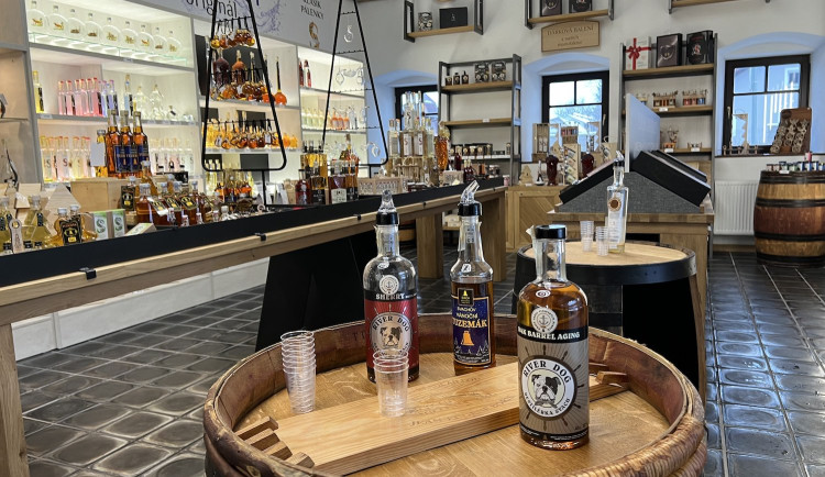 Z bývalé stodoly vyrostl stylový obchod Svachovka. Nabízí to nejlepší ze stejnojmenné destilérky i čokoládovny