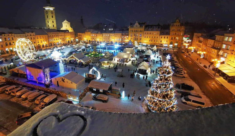 Vánoční strom na náměstí v Českých Budějovicích. Fotografii poskytla mluvčí města Jitka Brůha Welzlová.