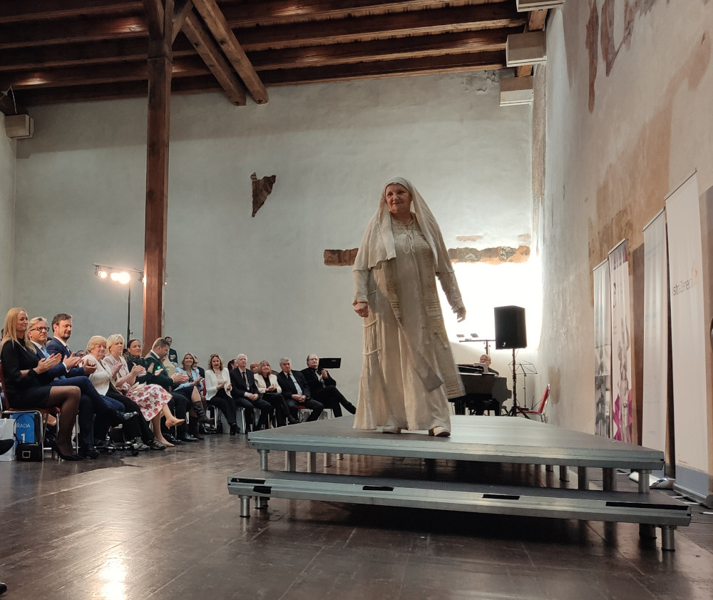 FOTOGALERIE: Netradiční přehlídka historických kostýmů připomněla závažnost rakoviny. Modely se stali sami pacienti