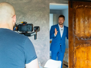 Reality 21. století. Bláznivý cirkus nebo promyšlená marketingová strategie? O tom si povíme s finančním a realitním makléřem Václavem Ovečkou
