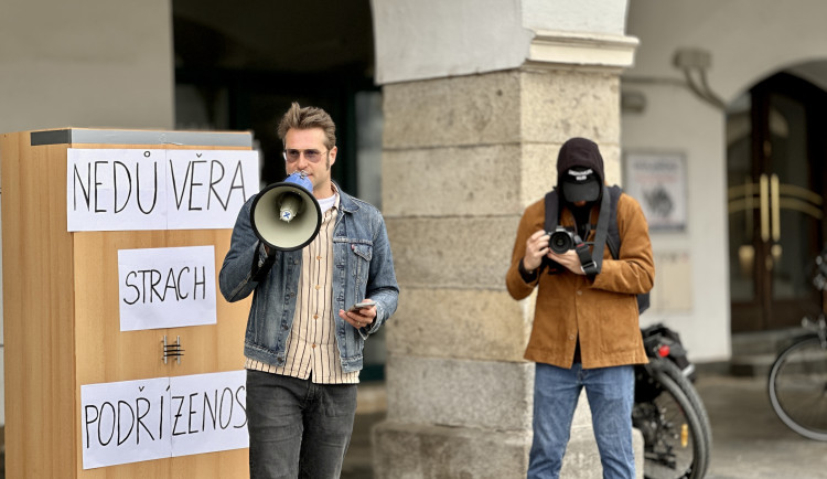 Aktivisté osvobodili primátorku ze skříně