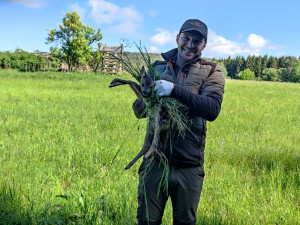 Letos jsme zachránili 111 srnčat před sečí, popisuje myslivec Roman Okrouhlý