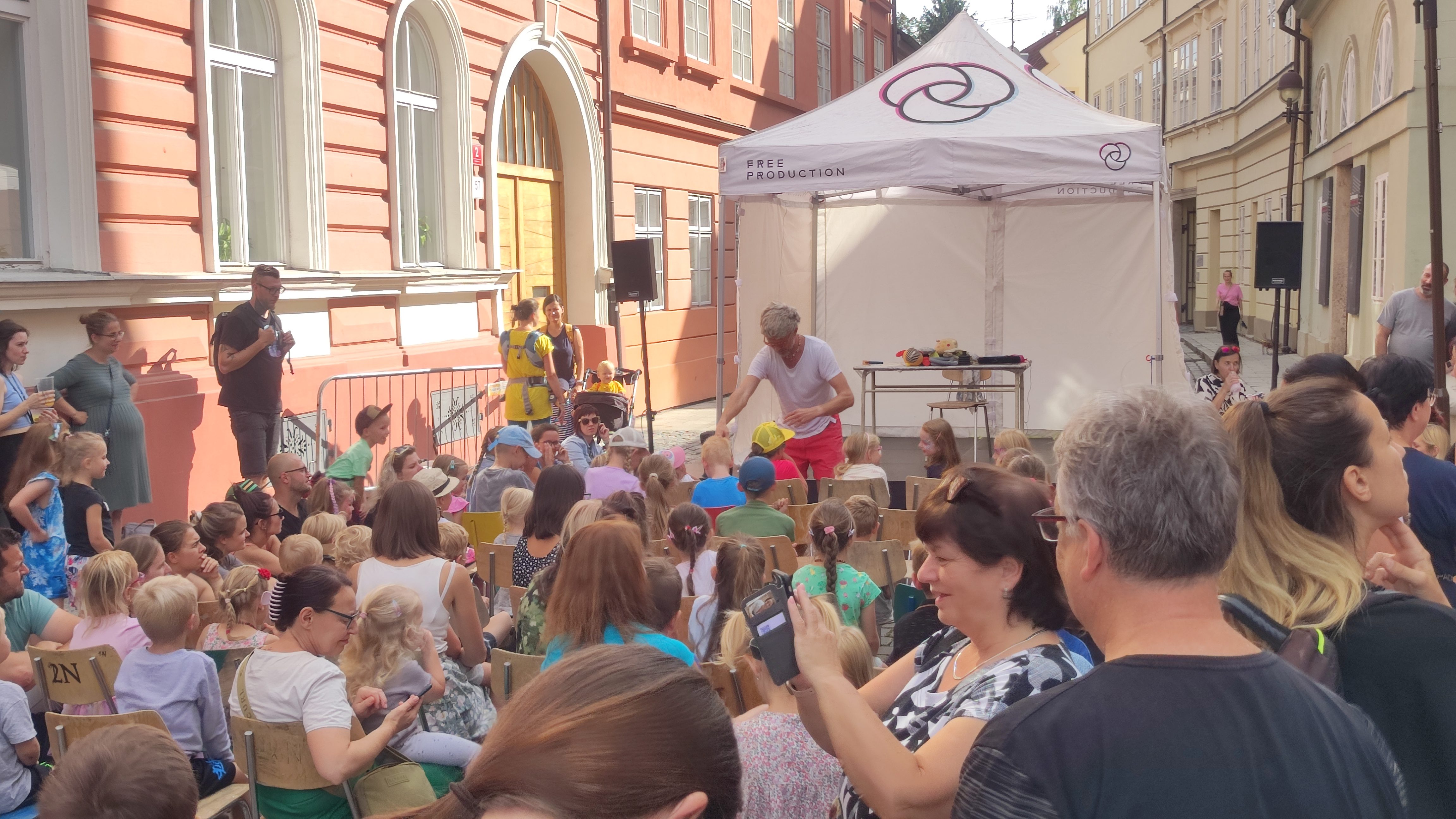 Ulice Budějc rozzářily barvy festivalu Město lidem, lidé městu