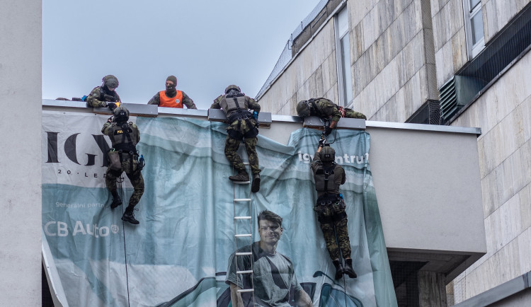 Slaňování, fast rope i první pomoc. Zásahovky zahájily mistrovství v IGY centru