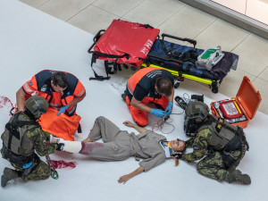 Slaňování, fast rope i první pomoc. Zásahovky zahájily mistrovství v IGY centru