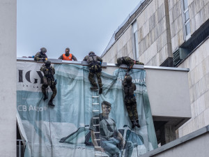 Slaňování, fast rope i první pomoc. Zásahovky zahájily mistrovství v IGY centru