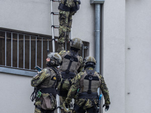 Slaňování, fast rope i první pomoc. Zásahovky zahájily mistrovství v IGY centru