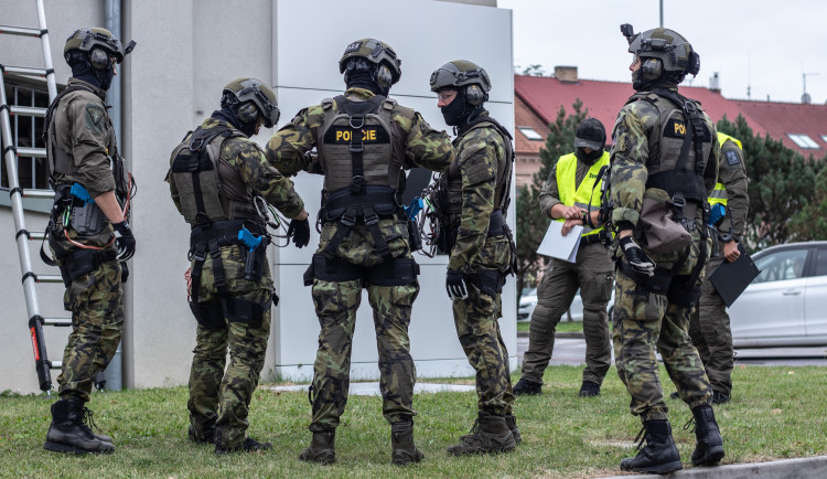 Slaňování, fast rope i první pomoc. Zásahovky zahájily mistrovství v IGY centru