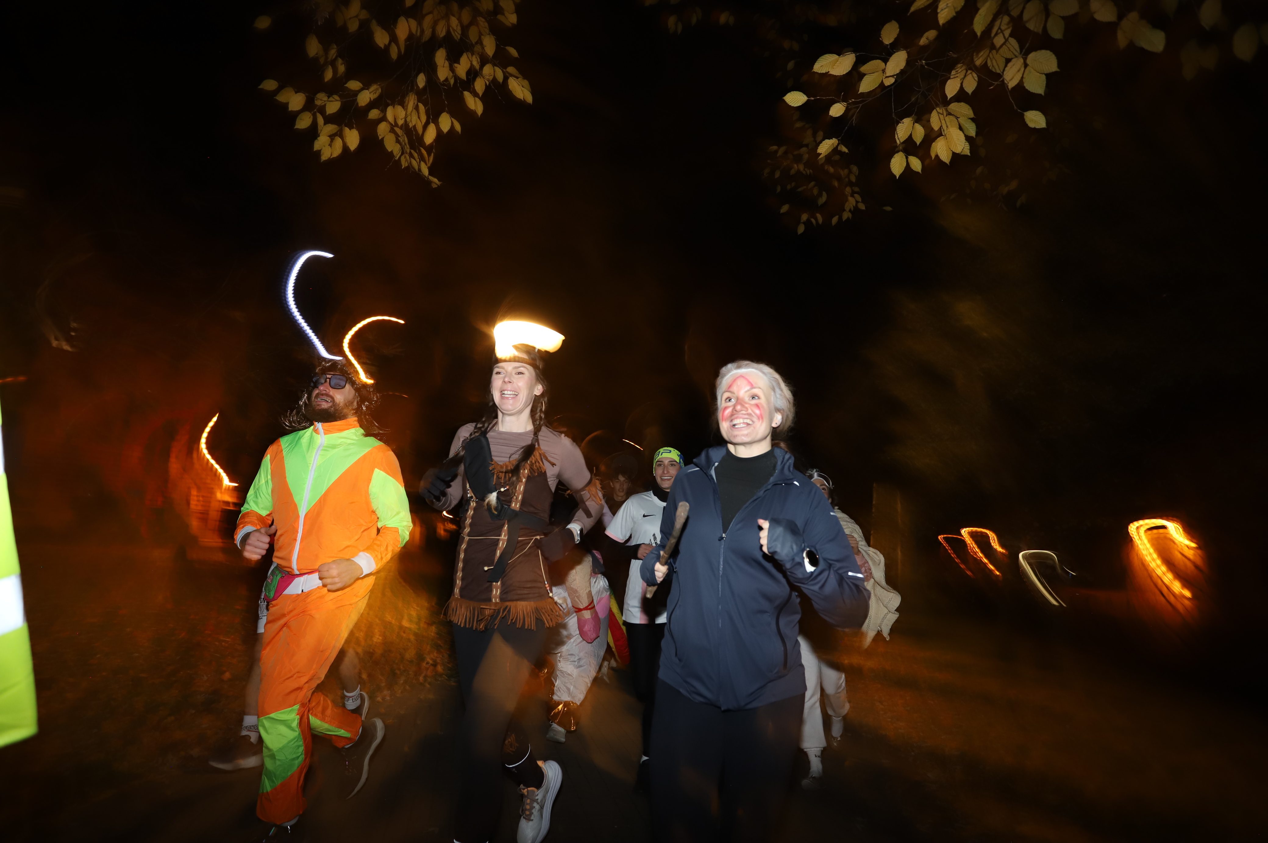 V Budějovicích se běžel Halloween. Ulice zaplnili běžci v maskách i pes převlečený za ovečku