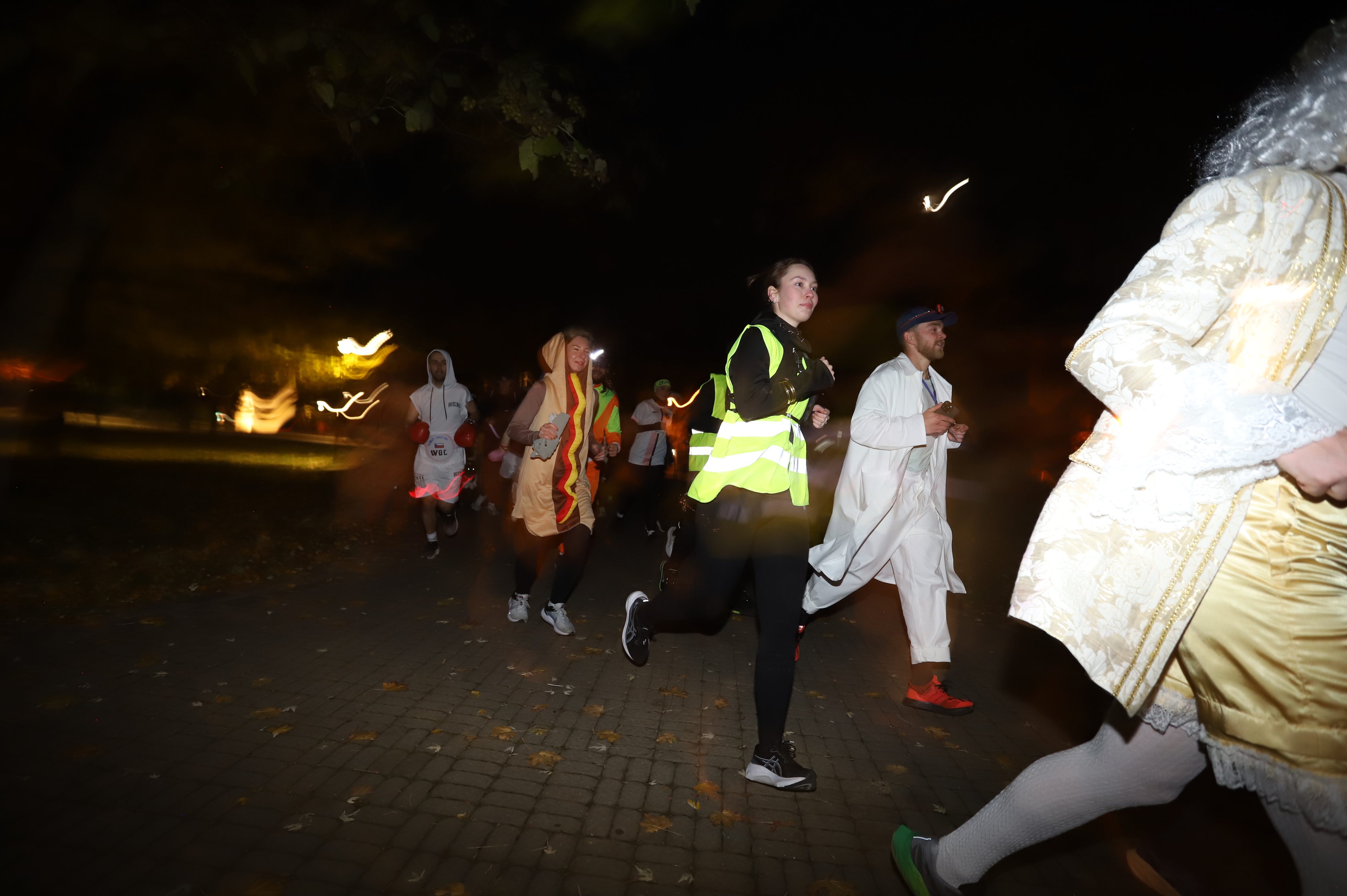 V Budějovicích se běžel Halloween. Ulice zaplnili běžci v maskách i pes převlečený za ovečku