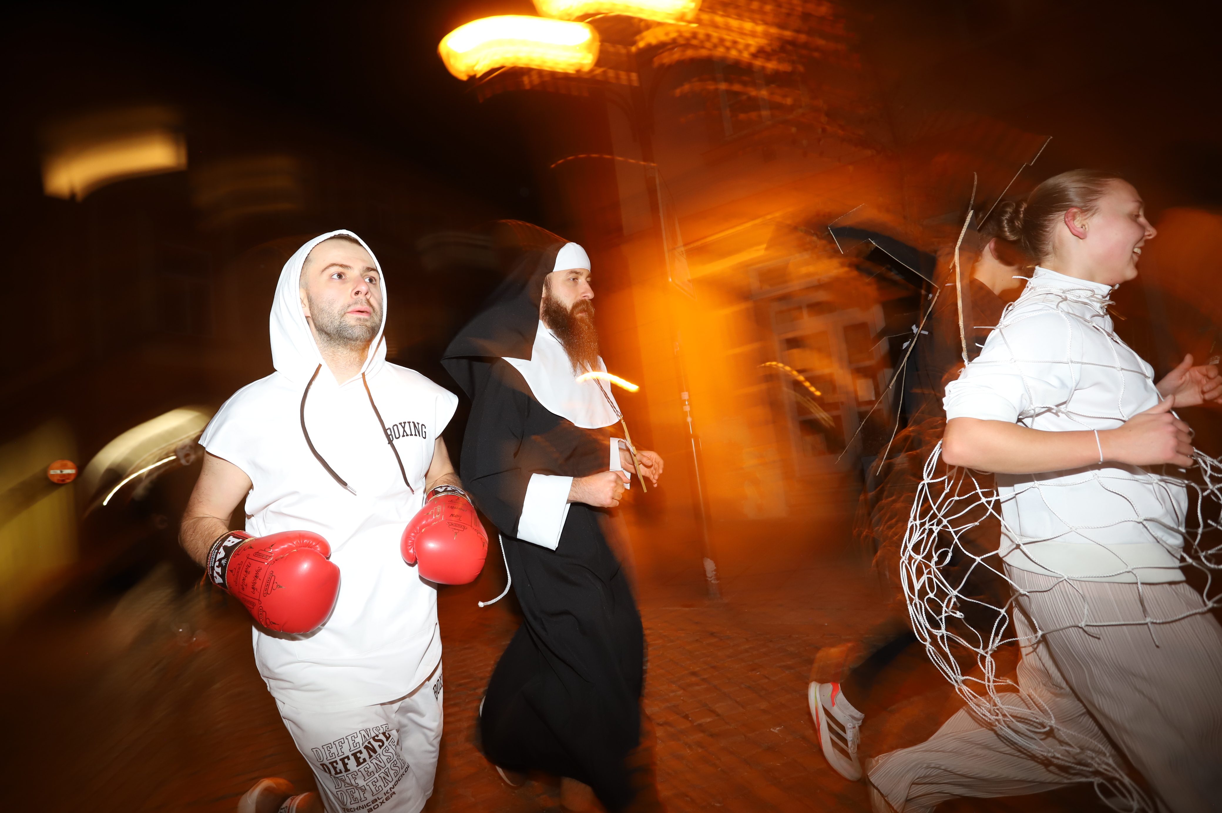 V Budějovicích se běžel Halloween. Ulice zaplnili běžci v maskách i pes převlečený za ovečku