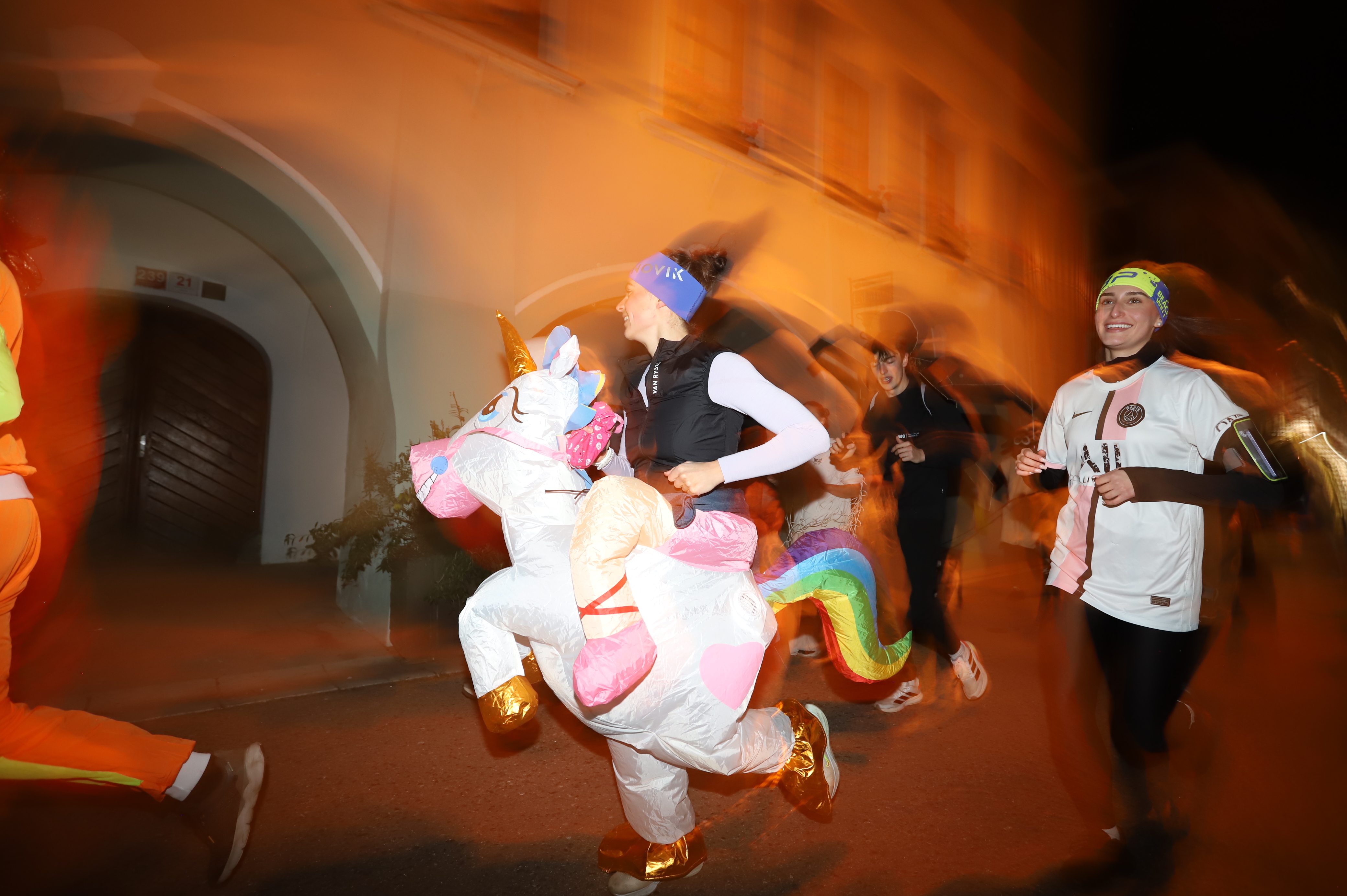 V Budějovicích se běžel Halloween. Ulice zaplnili běžci v maskách i pes převlečený za ovečku