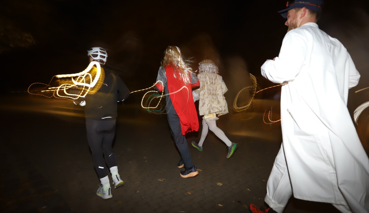 V Budějovicích se běžel Halloween. Ulice zaplnili běžci v maskách i pes převlečený za ovečku