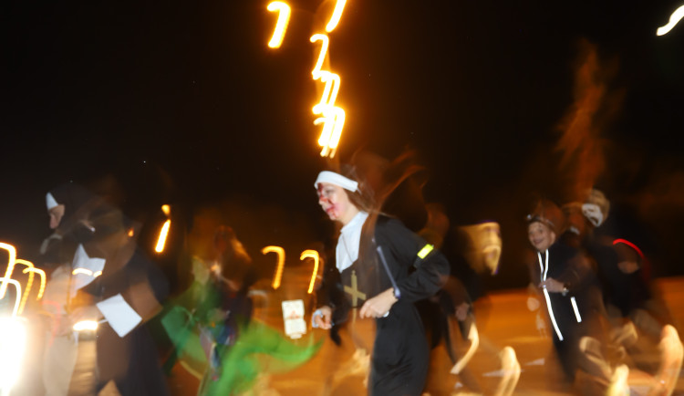 V Budějovicích se běžel Halloween. Ulice zaplnili běžci v maskách i pes převlečený za ovečku