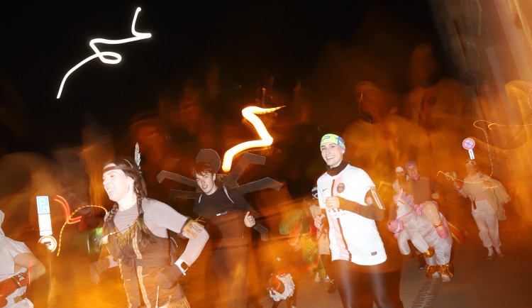 V Budějovicích se běžel Halloween. Ulice zaplnili běžci v maskách i pes převlečený za ovečku